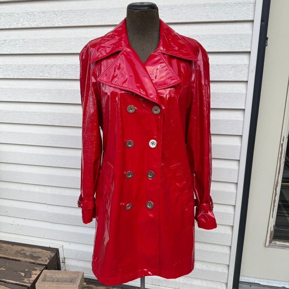 Show-stopping vintage 90s faux patent-leather trench in fire-engine red ❤️‍🔥